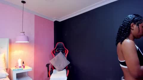 Snapshot of skylerbloom chatting on 10/20/25, 03:18 skylerbloom online show from 10/20/25, 03:18