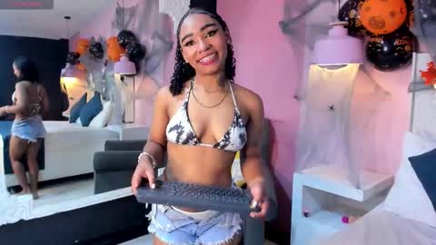 Snapshot of skylerbloom chatting on 10/25/25, 02:02 skylerbloom online show from 10/25/25, 02:02