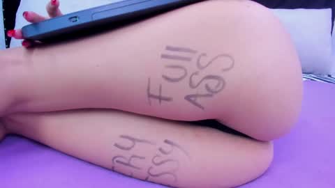 Snapshot of skynny_horney chatting on 01/29/25, 12:12 Skynny online show from 01/29/25, 12:12