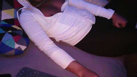 Snapshot of skyonetoo3 chatting on 02/01/25, 11:43 skyonetoo3 online show from 02/01/25, 11:43