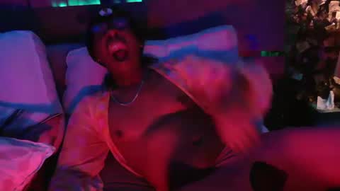 Snapshot of skyonetoo3 chatting on 02/15/25, 08:43 skyonetoo3 online show from 02/15/25, 08:43