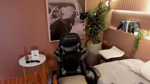 Snapshot of skyylee_ chatting on 11/14/25, 12:48 abby online show from 11/14/25, 12:48