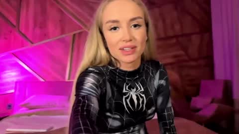 Snapshot of slemgem chatting on 12/15/24, 09:20 Slemgem Amy friends online show from 12/15/24, 09:20