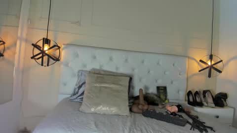 Snapshot of slut_milf1_ chatting on 01/09/25, 06:26 Luna online show from 01/09/25, 06:26