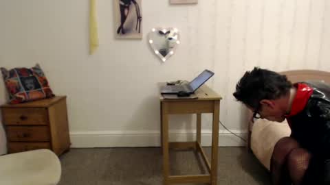 Snapshot of slutsuzy chatting on 01/08/25, 09:55 Slut Suzy online show from 01/08/25, 09:55