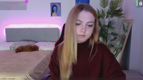Snapshot of small_blondee chatting on 12/01/24, 11:25 Emily online show from 12/01/24, 11:25