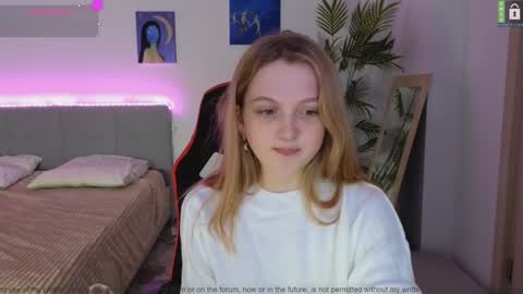 Snapshot of small_blondee chatting on 12/02/24, 09:06 Emily online show from 12/02/24, 09:06