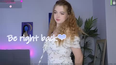 Snapshot of small_blondee chatting on 12/04/24, 11:46 Emily online show from 12/04/24, 11:46