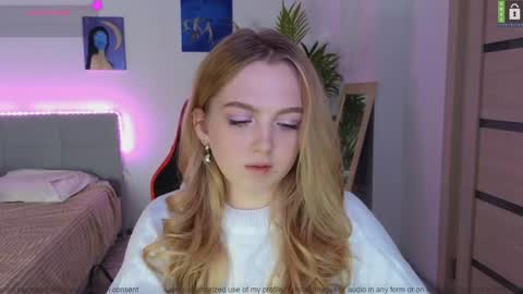 Snapshot of small_blondee chatting on 12/08/24, 10:14 Emily online show from 12/08/24, 10:14
