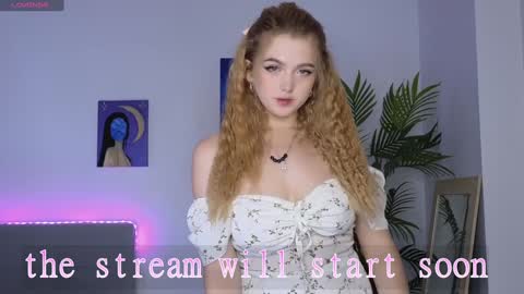 Snapshot of small_blondee chatting on 12/29/24, 11:29 Emily online show from 12/29/24, 11:29