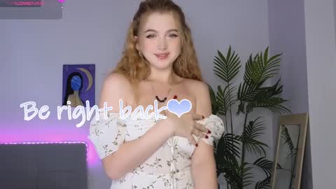 Snapshot of small_blondee chatting on 01/08/25, 06:20 Emily online show from 01/08/25, 06:20