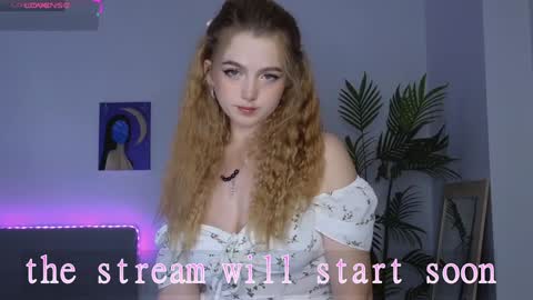 Snapshot of small_blondee chatting on 01/13/25, 07:43 Emily online show from 01/13/25, 07:43