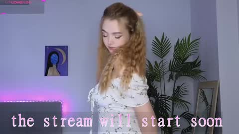 Snapshot of small_blondee chatting on 01/21/25, 11:13 Emily online show from 01/21/25, 11:13