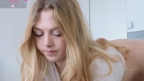 Snapshot of small_blondee chatting on 01/22/25, 07:35 Emily online show from 01/22/25, 07:35