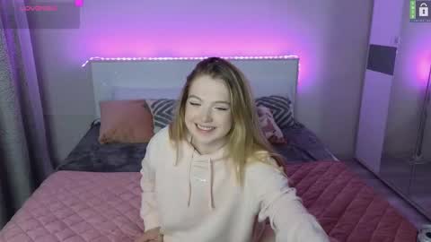 Snapshot of small_blondee chatting on 03/03/25, 06:55 Emily online show from 03/03/25, 06:55