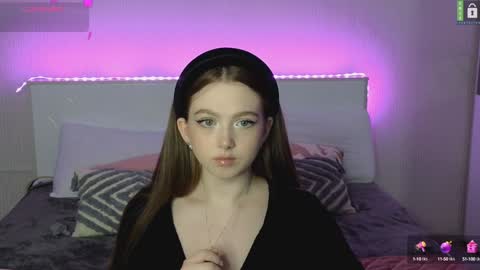 Snapshot of small_blondee chatting on 03/10/25, 06:01 Emily online show from 03/10/25, 06:01
