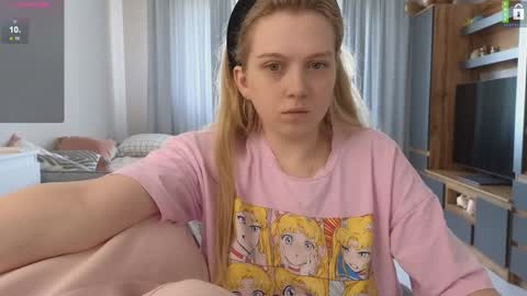 Snapshot of small_blondee chatting on 10/21/25, 08:59 Emily online show from 10/21/25, 08:59
