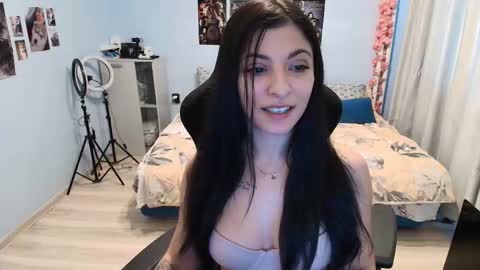 small_horny_girl online show from 11/23/25, 08:03