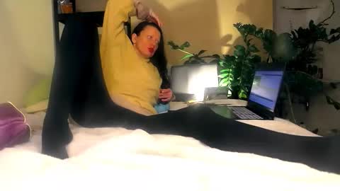 Snapshot of smile_dance_ chatting on 11/28/25, 05:26 smile_dance_ online show from 11/28/25, 05:26