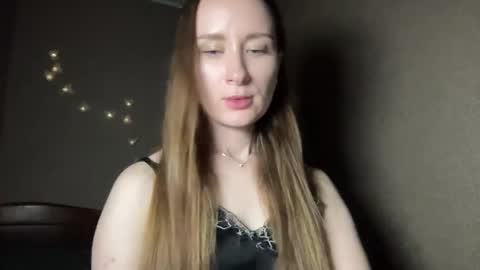 smilequeen_ online show from 10/28/25, 08:22