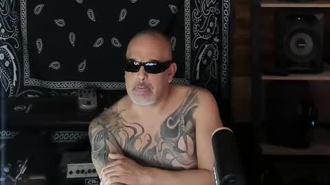 Snapshot of smokey915 chatting on 02/16/25, 05:15 Smokey915 online show from 02/16/25, 05:15