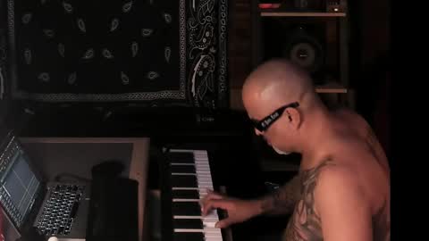 Snapshot of smokey915 chatting on 02/22/25, 04:18 Smokey915 online show from 02/22/25, 04:18