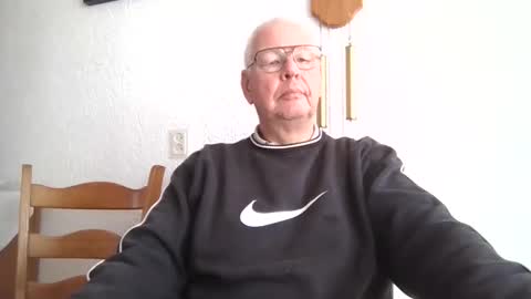 Snapshot of smoothy5460 chatting on 02/18/25, 12:39 smoothy5460 online show from 02/18/25, 12:39