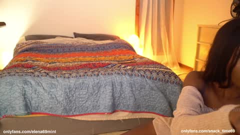 Snapshot of snack_time69 chatting on 01/11/25, 01:37 Elena and Herb online show from 01/11/25, 01:37