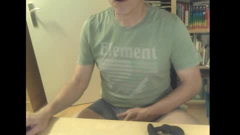 Snapshot of sneaxfreund chatting on 03/02/25, 10:27 sneaxfreund online show from 03/02/25, 10:27