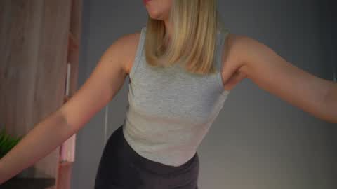 Snapshot of snow_is_falling chatting on 02/03/25, 10:36 Candice Snow online show from 02/03/25, 10:36