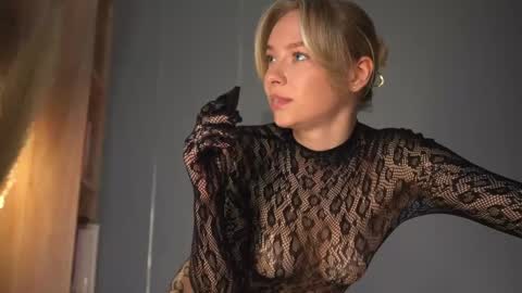 Snapshot of snow_is_falling chatting on 02/19/25, 12:33 Candice Snow online show from 02/19/25, 12:33