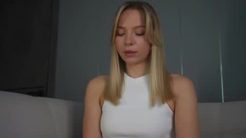 Snapshot of snow_is_falling chatting on 02/21/25, 12:17 Candice Snow online show from 02/21/25, 12:17