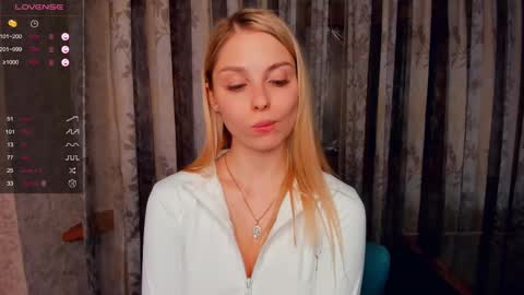 Snapshot of so__sweet chatting on 03/08/25, 09:51 Alice - Birthday Girl online show from 03/08/25, 09:51