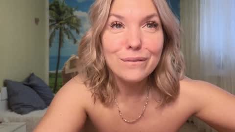 Snapshot of soaring_love chatting on 12/16/24, 07:37 Masha online show from 12/16/24, 07:37