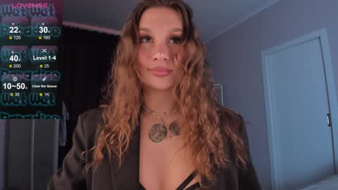 Snapshot of sofi___love chatting on 01/25/25, 08:53 Sofi online show from 01/25/25, 08:53