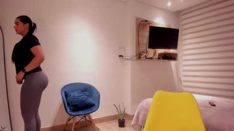 Sofi Saenzz  online show from 11/12/25, 02:45