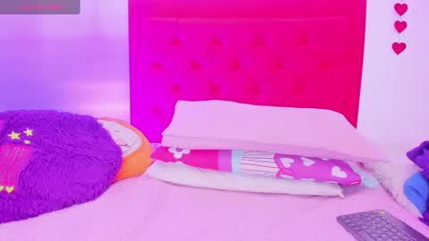 Snapshot of sofia_girl_ chatting on 02/15/25, 07:27 SOFIA online show from 02/15/25, 07:27