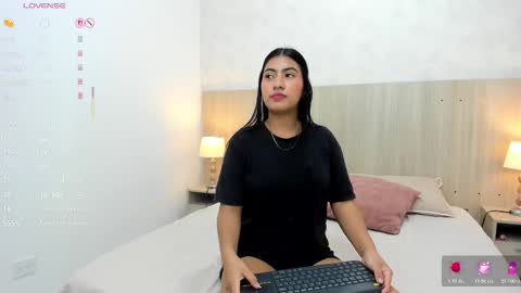 Snapshot of sofia_ostos chatting on 10/27/25, 03:32 Sofia Ostos online show from 10/27/25, 03:32