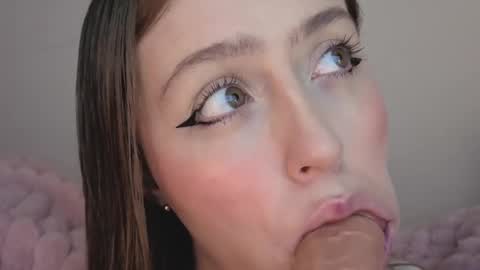 Snapshot of sofia_palacios_ chatting on 10/09/25, 03:48 online show from 10/09/25, 03:48