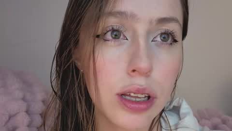 Snapshot of sofia_palacios_ chatting on 10/22/25, 03:51 online show from 10/22/25, 03:51