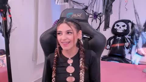 Sofia  Help me reach 5K followers  online show from 10/16/25, 08:21