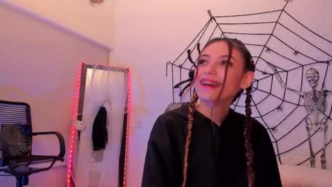 Sofia  Help me reach 5K followers  online show from 10/23/25, 08:13