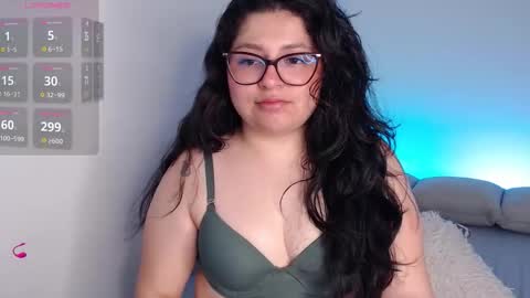 Snapshot of sofix_ chatting on 11/17/25, 08:14 Lau online show from 11/17/25, 08:14