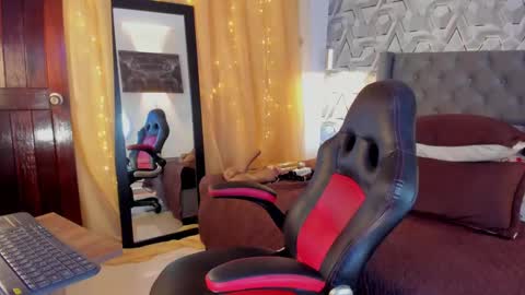 Snapshot of sophi_01 chatting on 09/18/25, 10:56 sophie online show from 09/18/25, 10:56