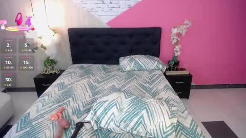 Snapshot of sophia_brunette21 chatting on 09/10/25, 11:43 sophia_brunette21 online show from 09/10/25, 11:43