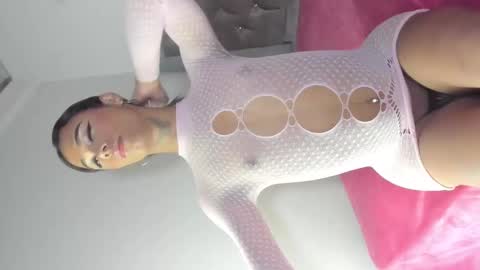 Snapshot of sophia_horny19 chatting on 10/25/25, 06:43 sophia_horny19 online show from 10/25/25, 06:43