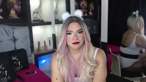 sophia_hott01 online show from 11/18/25, 11:58