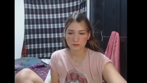Snapshot of sophie_cutexx chatting on 01/19/25, 11:00 sophie online show from 01/19/25, 11:00