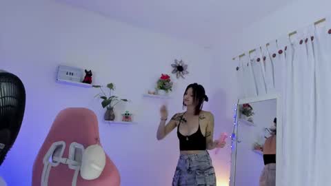 Snapshot of sophie_dolly_ chatting on 12/10/24, 02:48 sophie doll online show from 12/10/24, 02:48