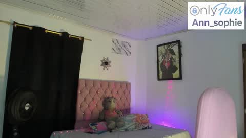 Snapshot of sophie_dolly_ chatting on 10/17/25, 05:26 sophie doll online show from 10/17/25, 05:26